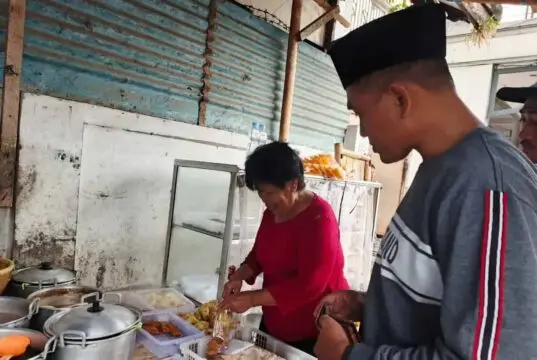 Sambangi Pedagang Sambil Nglarisi, Cawabup Nomor 1 Lukman Hakim Serap Aspirasi Pelaku UMKM