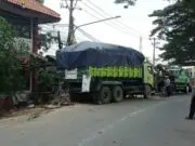 Detik detik Evakuasi Truk Penabrak Tembok SD di Sepatan