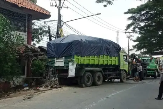Detik detik Evakuasi Truk Penabrak Tembok SD di Sepatan Detik detik Evakuasi Truk Penabrak Tembok SD di Sepatan