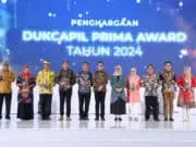 Kemendagri Berikan Penghargaan Dukcapil Award di Rakornas NTB 2024