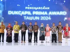 Kemendagri Berikan Penghargaan Dukcapil Award di Rakornas NTB 2024 Kemendagri Berikan Penghargaan Dukcapil Award di Rakornas NTB 2024