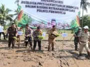 Mendukung Asta Cita 100 Hari Kerja Presiden, Kapolres Bersama Forkopimda Purworejo Tanam Padi di Desa Kalimiru