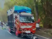 Akibat Melewati Marka Jalan, Pengendara Sepeda Motor Tewas Adu Banteng Dengan Truk