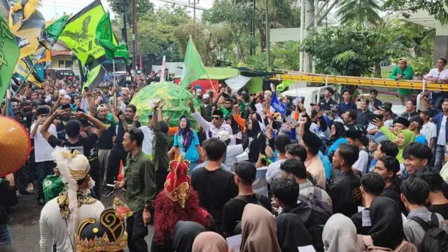 Relawan Yophi-Lukman Bawa Replika Buah Jeruk Ditancap Uang di Ajang Debat Publik Kedua
