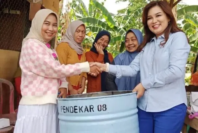 Dukung Paslon 02 Andra Soni - Dimyanti, DPP Pendekar 08 Bagikan 100 Tong Sampah Dukung Paslon 02 Andra Soni - Dimyanti, DPP Pendekar 08 Bagikan 100 Tong Sampah