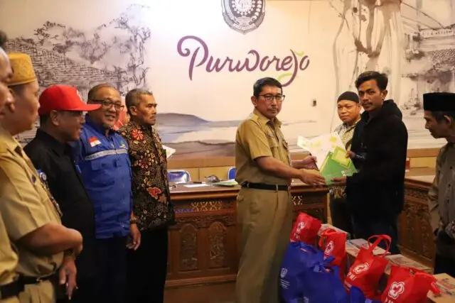 Tujuh Korban Longsor dan Tertimpa Pohon Terima Bantuan Tujuh Korban Longsor dan Tertimpa Pohon Terima Bantuan