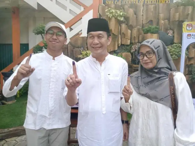 Calon Bupati Nomor 1 Yophi Prabowo Bersama Keluarga Coblos di TPS 2 Pangenrejo Calon Bupati Nomor 1 Yophi Prabowo Bersama Keluarga Coblos di TPS 2 Pangenrejo
