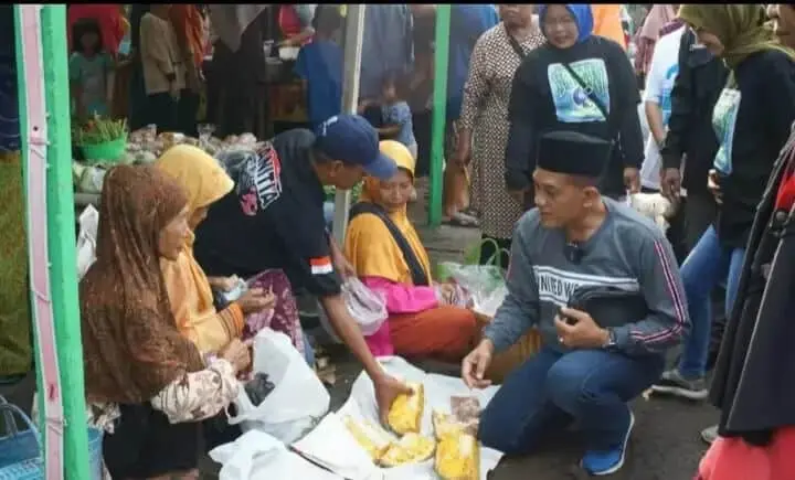 Belanja di Pasar Sucen, Cawabup 01 Lukman Hakim Silaturahmi Dengan Pembeli dan Dengarkan Keluh Kesah Pedagang Belanja di Pasar Sucen, Cawabup 01 Lukman Hakim Silaturahmi Dengan Pembeli dan Dengarkan Keluh Kesah Pedagang