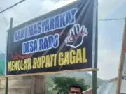 Tolak Cabup Petahana, Warga Di Desa Rado Cibal Manggarai NTT Tunjukan Kalender Bergambar Mantan Bupati