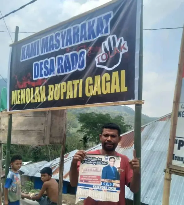 Tolak Cabup Petahana, Warga Di Desa Rado Cibal Manggarai NTT Tunjukan Kalender Bergambar Mantan Bupati Tolak Cabup Petahana, Warga Di Desa Rado Cibal Manggarai NTT Tunjukan Kalender Bergambar Mantan Bupati