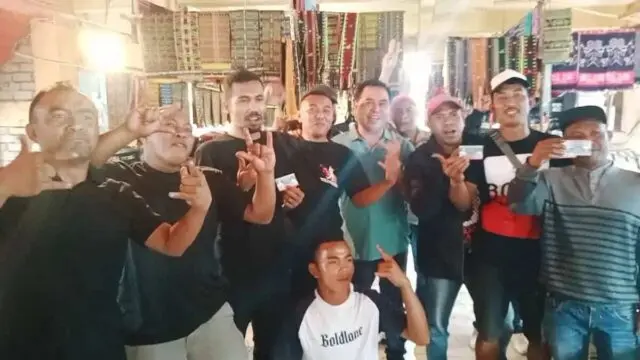 Blusukan Di Pasar Inpres Ruteng Manggarai, Cawagub NTT Adrianus Garu Disambut Hangat Pedagang Dan Pengunjung Blusukan Di Pasar Inpres Ruteng Manggarai, Cawagub NTT Adrianus Garu Disambut Hangat Pedagang Dan Pengunjung