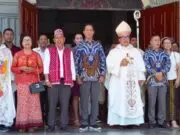 Maksi - Ronal Menghadiri Misa Perutusan Di Gereja Katedral Ruteng
