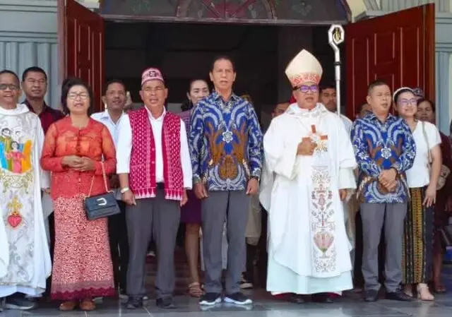 Maksi - Ronal Menghadiri Misa Perutusan Di Gereja Katedral Ruteng Maksi - Ronal Menghadiri Misa Perutusan Di Gereja Katedral Ruteng