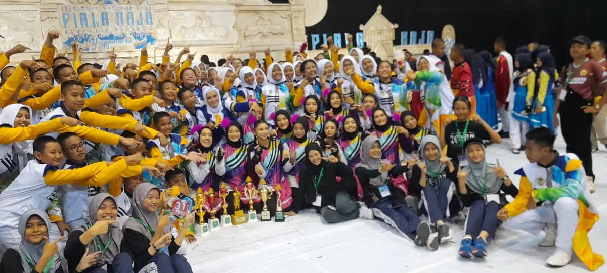 SMPN 2 Purworejo Boyong 6 Piala dan Piala Juara Favorit di Kejuaraan Marching Band Piala Raja Hamengkubuono Session 2 SMPN 2 Purworejo Boyong 6 Piala dan Piala Juara Favorit di Kejuaraan Marching Band Piala Raja Hamengkubuono Session 2