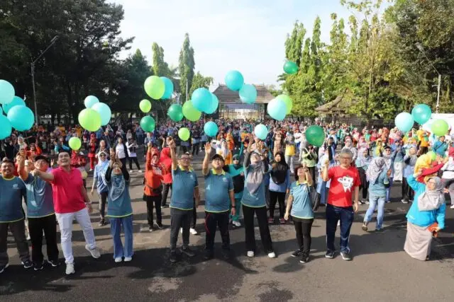 Ratusan Peserta Ikuti Senam Bersama di Hari Kesehatan Nasional Ke-60 Ratusan Peserta Ikuti Senam Bersama di Hari Kesehatan Nasional Ke-60