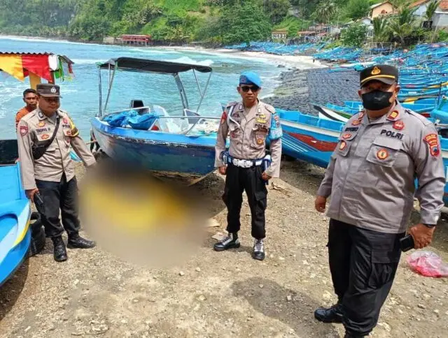 Dua Nelayan Temukan Mayat di Perairan Pantai Menganti Kebumen Dua Nelayan Temukan Mayat di Perairan Pantai Menganti Kebumen