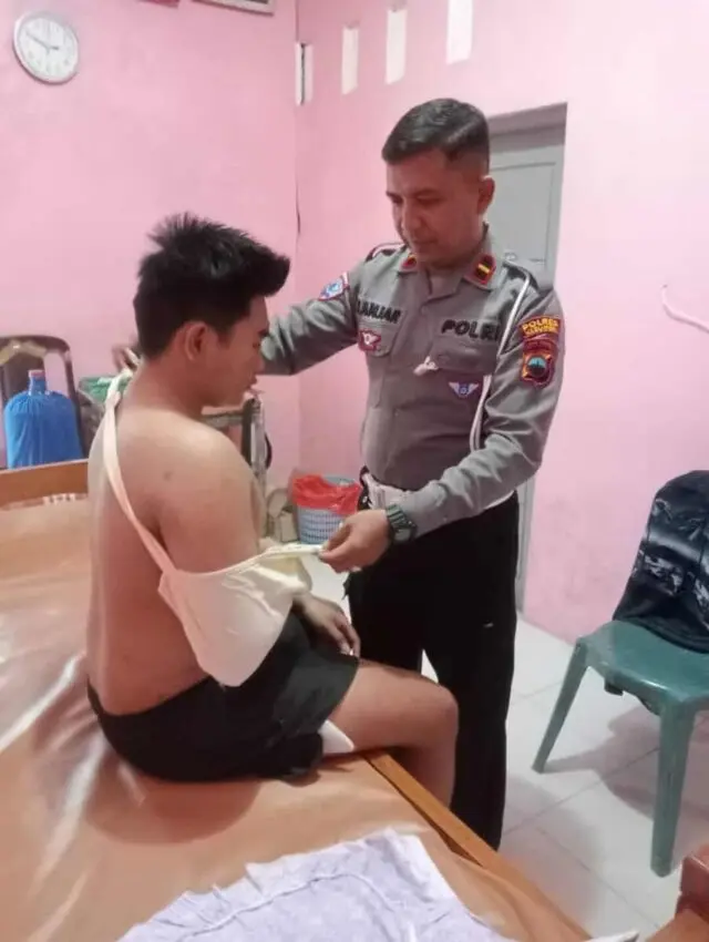 Ipda Lanjar Pamuji Seorang Perwira yang Tetap Memijat Pasien, Sebagai Wujud Pengabdian kepada Negara dan Masyakarakat Ipda Lanjar Pamuji Seorang Perwira yang Tetap Memijat Pasien, Sebagai Wujud Pengabdian kepada Negara dan Masyakarakat