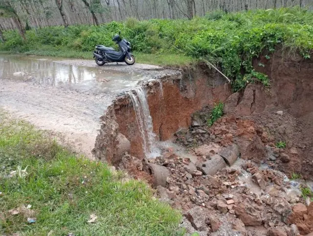 Jalan lintas Antar Kecamatan di Bandar Pulau Asahan Terputus Jalan lintas Antar Kecamatan di Bandar Pulau Asahan Terputus