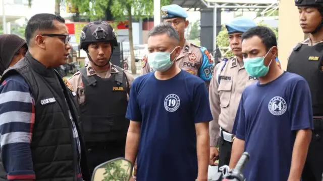 Dua Tersangka Pegelapan Motor dengan Modus Pasang Iklan Lowongan Kerja di Facebook Berhasil Dibekuk Satreskrim Polres Purworejo Dua Tersangka Pegelapan Motor dengan Modus Pasang Iklan Lowongan Kerja di Facebook Berhasil Dibekuk Satreskrim Polres Purworejo