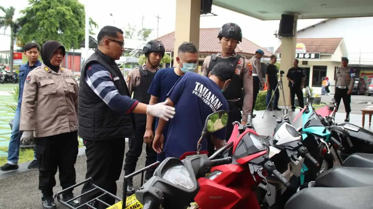 Dua Tersangka Pegelapan Motor dengan Modus Pasang Iklan Lowongan Kerja di Facebook Berhasil Dibekuk Satreskrim Polres Purworejo Dua Tersangka Pegelapan Motor dengan Modus Pasang Iklan Lowongan Kerja di Facebook Berhasil Dibekuk Satreskrim Polres Purworejo