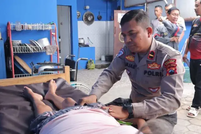 Gelar Program "Jumat Berkah", Ipda Lanjar Pamuji Bantu Pengobatan Alternatif untuk Masyarakat Kurang Mampu Gelar Program "Jumat Berkah", Ipda Lanjar Pamuji Bantu Pengobatan Alternatif untuk Masyarakat Kurang Mampu