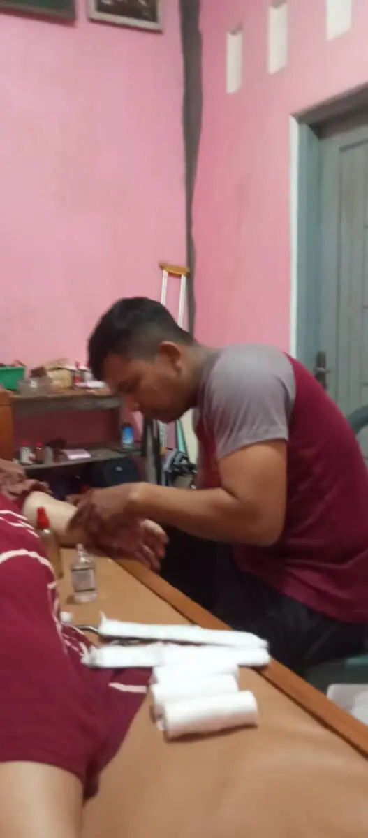 Ipda Lanjar Pamuji Seorang Perwira yang Tetap Memijat Pasien, Sebagai Wujud Pengabdian kepada Negara dan Masyakarakat Ipda Lanjar Pamuji Seorang Perwira yang Tetap Memijat Pasien, Sebagai Wujud Pengabdian kepada Negara dan Masyakarakat