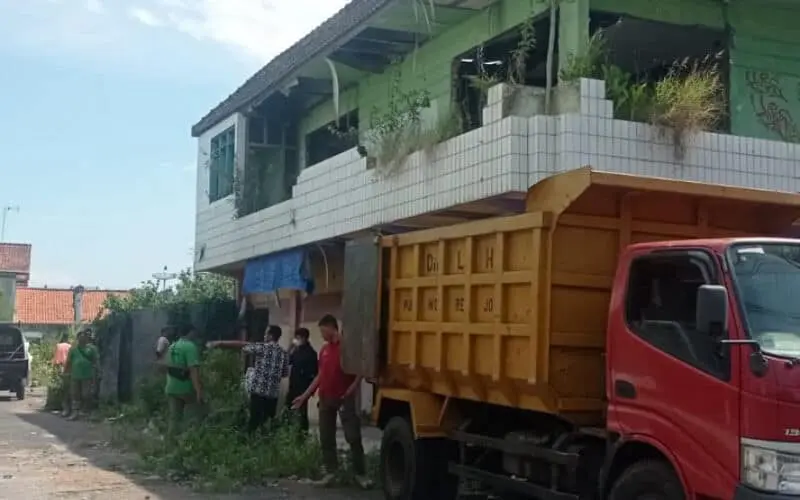 Satpol PP Damkar Gelar Selamatan Sebelum Lakukan Pembersihan Eks Ruko Plaza Purworejo Satpol PP Damkar Gelar Selamatan Sebelum Lakukan Pembersihan Eks Ruko Plaza Purworejo