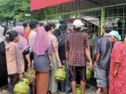 Akibat Langka, Warga Serbu Agen Gas LPG 3 Kg di Areal SPBU Sukadiri