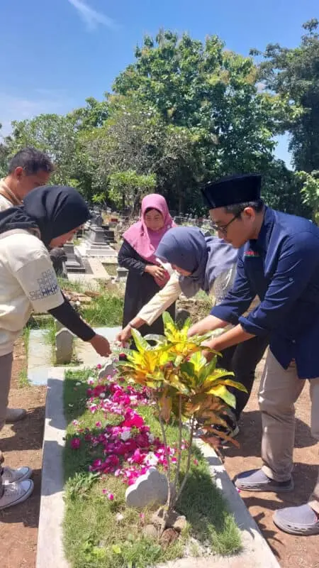 Sambut HPN 2025, Puluhan Wartawan Purworejo Ziarah ke Makam Senior Sambut HPN 2025, Puluhan Wartawan Purworejo Ziarah ke Makam Senior