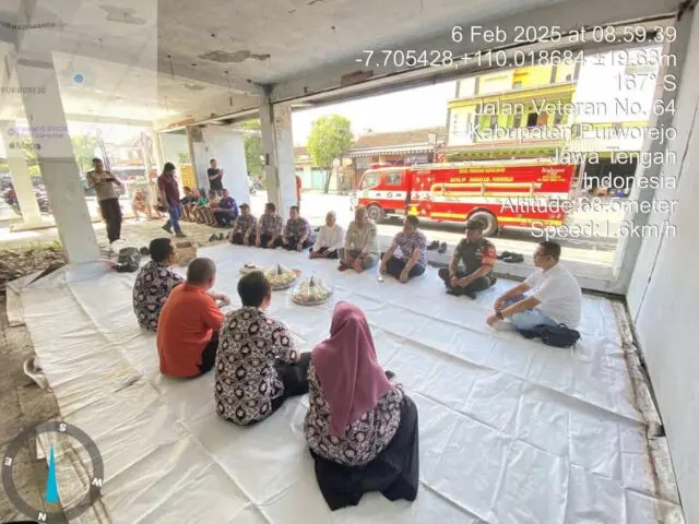 Satpol PP Damkar Gelar Selamatan Sebelum Lakukan Pembersihan Eks Ruko Plaza Purworejo Satpol PP Damkar Gelar Selamatan Sebelum Lakukan Pembersihan Eks Ruko Plaza Purworejo