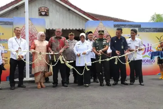 Usai Buka Purworejo Expo 2025, Bupati dan Staf Ahli Menteri Cicipi Durian Sikatap Usai Buka Purworejo Expo 2025, Bupati dan Staf Ahli Menteri Cicipi Durian Sikatap