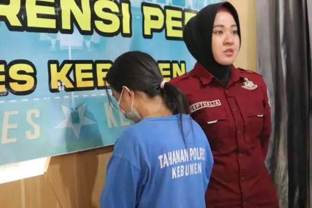 Ibu Rumah Tangga Curi Uang dan Perhiasan Tetangga dengan Congkel Bifet Ibu Rumah Tangga Curi Uang dan Perhiasan Tetangga dengan Congkel Bifet