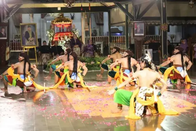Beksan Cakra Tunggal dan Beksan Saptarengku Cakra Warnai Pengetan Jumenengan ke-194 Beksan Cakra Tunggal dan Beksan Saptarengku Cakra Warnai Pengetan Jumenengan ke-194