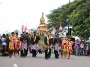 Hujan Deras, Ribuan Warga Saksikan Grebeg Budaya
