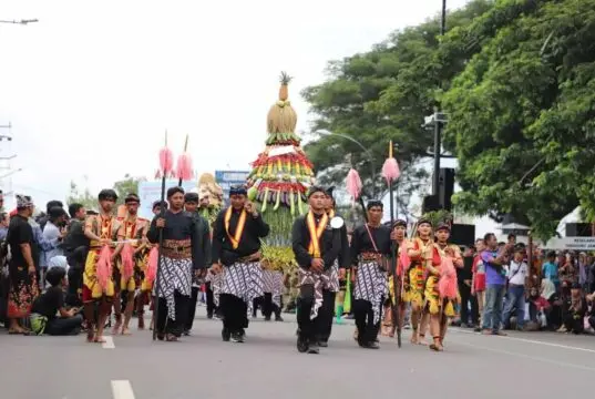 Hujan Deras, Ribuan Warga Saksikan Grebeg Budaya Hujan Deras, Ribuan Warga Saksikan Grebeg Budaya