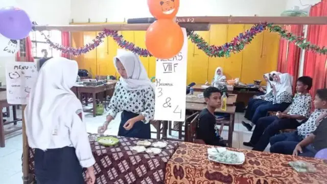 Mungusung Tema Kearifan Lokal, Gelar Karya P5 Siswa SMPN 4 Purworejo Membuat Batik dan Jajanan Nusantara