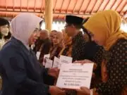 Musyawarah Kerja, Yuli Hastuti Berikan Penghargaan Kepada PMI Kecamatan Berprestasi