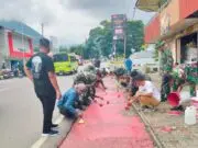 Tunjukan Kontribusi Positif, AJM Berkolaborasi Dengan Sejumlah Pihak Membersihkan Dan Mengecat Trotoar Di Area Pertokoan Ruteng