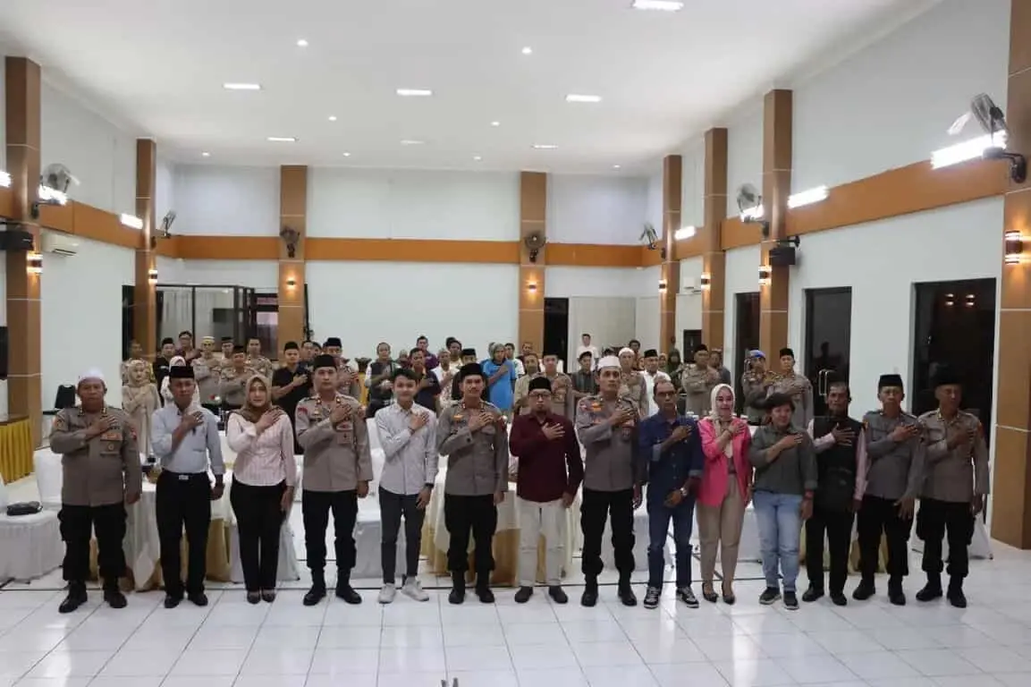Polres PurworejoBersama Awak Media Bagi Takjil dan buka bersama Polres PurworejoBersama Awak Media Bagi Takjil dan buka bersama