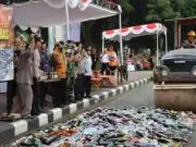 Polres Purworejo Gelar Apel Pasukan Operasi Ketupat Candi 2025 dan Musnahkan 5.727 Botol Miras Polres Purworejo Gelar Apel Pasukan Operasi Ketupat Candi 2025 dan Musnahkan 5.727 Botol Miras