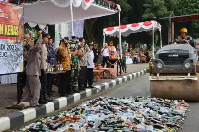 Polres Purworejo Gelar Apel Pasukan Operasi Ketupat Candi 2025 dan Musnahkan 5.727 Botol Miras Polres Purworejo Gelar Apel Pasukan Operasi Ketupat Candi 2025 dan Musnahkan 5.727 Botol Miras