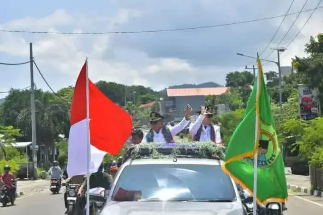 Luapkan Kegembiraan, Masyarakat Manggarai Barat Arak Bupati Edi Endi Dan Wabup dr. Weng Keliling Kota Labuan Bajo