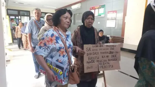 Jadi Korban Penipuan Oknum Persit, Lansia Pensinan PNS Harus Hidup Menderita Makan dari Belas Kasihan Tetangga Jadi Korban Penipuan Oknum Persit, Lansia Pensinan PNS Harus Hidup Menderita Makan dari Belas Kasihan Tetangga