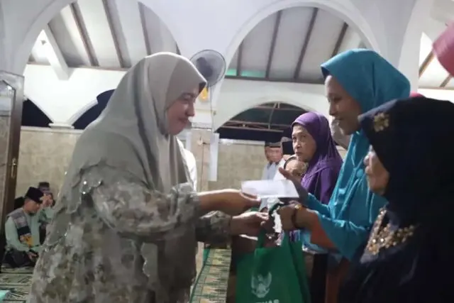 Tarhim Perdana di Masjid Mutihan Dadirejo Bupati dan Wakil Bupati Serahkan Bansos dari BAZNAS