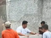 Turun Tangan Bersama Warga, Kades Lemo Bongkar Tembok Penutup Jalan