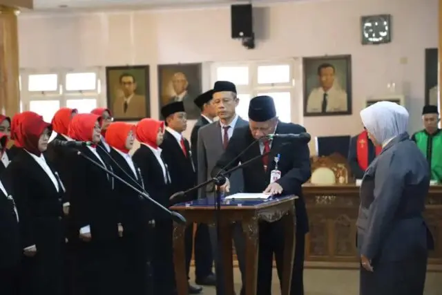 Bupati Serahkan SK CPNS dan Lantik 29 Pengawas Sekolah