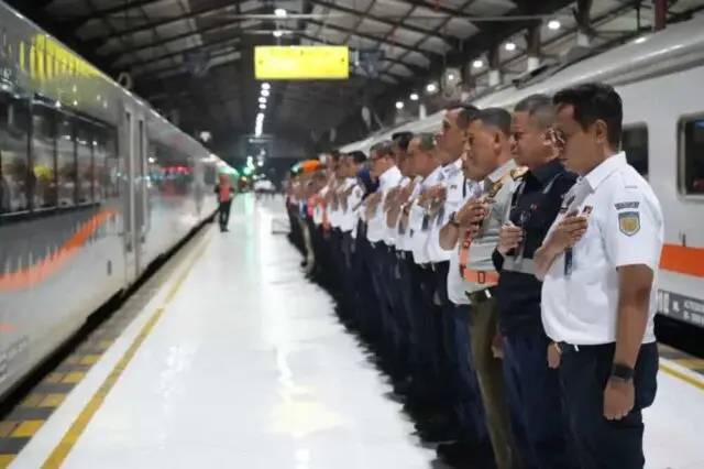 Masa Angkutan Lebaran bagi Petugas KAI Tak Sekadar Tugas Tapi Juga Sebagai Ladang Ibadah