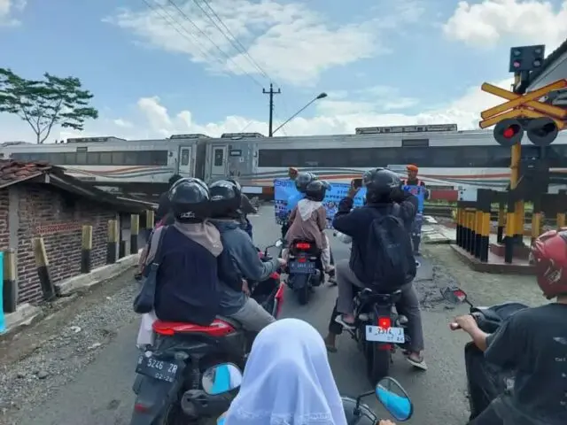 Hati-hati Saat Melintas di Perlintasan Sebidang, Utamakan Keselamatan Hati-hati Saat Melintas di Perlintasan Sebidang, Utamakan Keselamatan