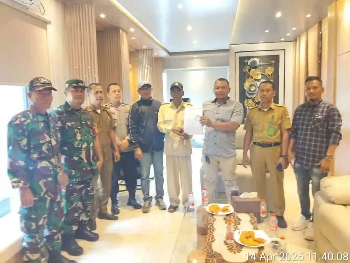 Camat Legok Fasilitasi Mediasi Antara Pemilik Usaha Pembakaran Arang dan Warga Camat Legok Fasilitasi Mediasi Antara Pemilik Usaha Pembakaran Arang dan Warga