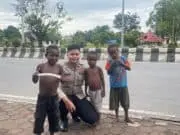 Personil Satgas Ops Damai Cartenz-2025 Sambangi Anak-anak Papua